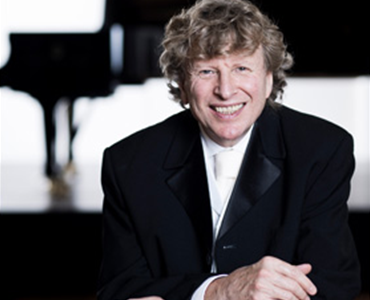 Piers Lane in front of piano